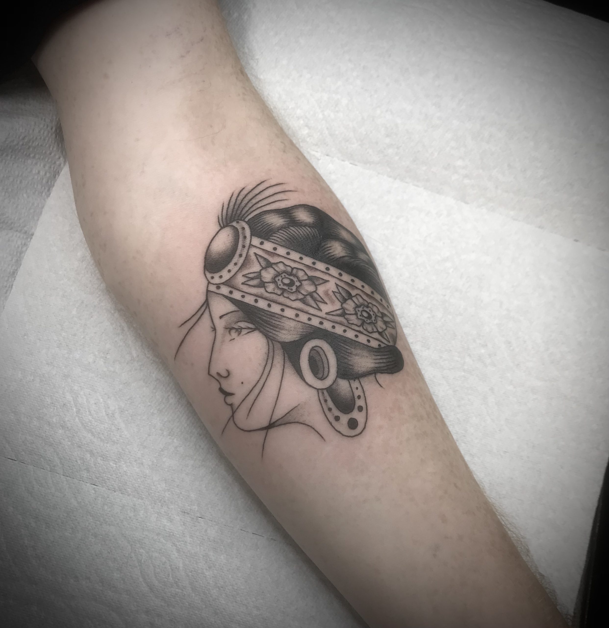tatouage de belladonna hurricane fleur et poignard